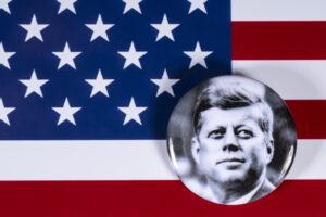 John F Kennedy vor der US Flagge